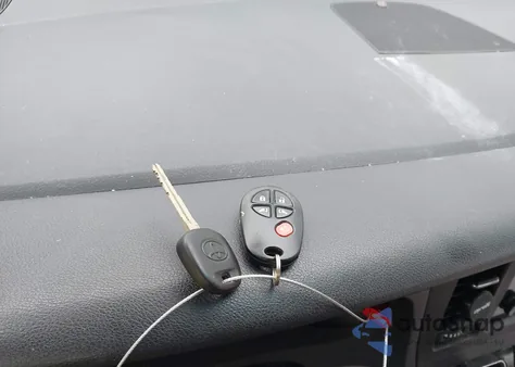 2015 Toyota Sienna Le 8 Passenger z USA, uszkodzony, nr VIN 5TDKK3DC1FS669568